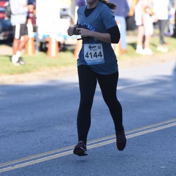 Like new Virginia 10 Miler 2021 4+ mile women’s vneck tshirt - Picture 1 of 4
